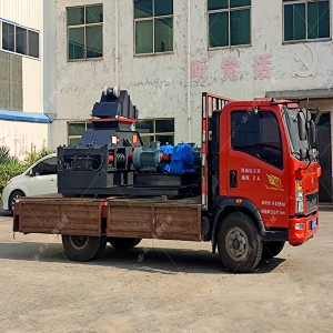 2PG1510半自動(dòng)液壓對(duì)輥制砂機(jī)設(shè)備發(fā)貨圖片