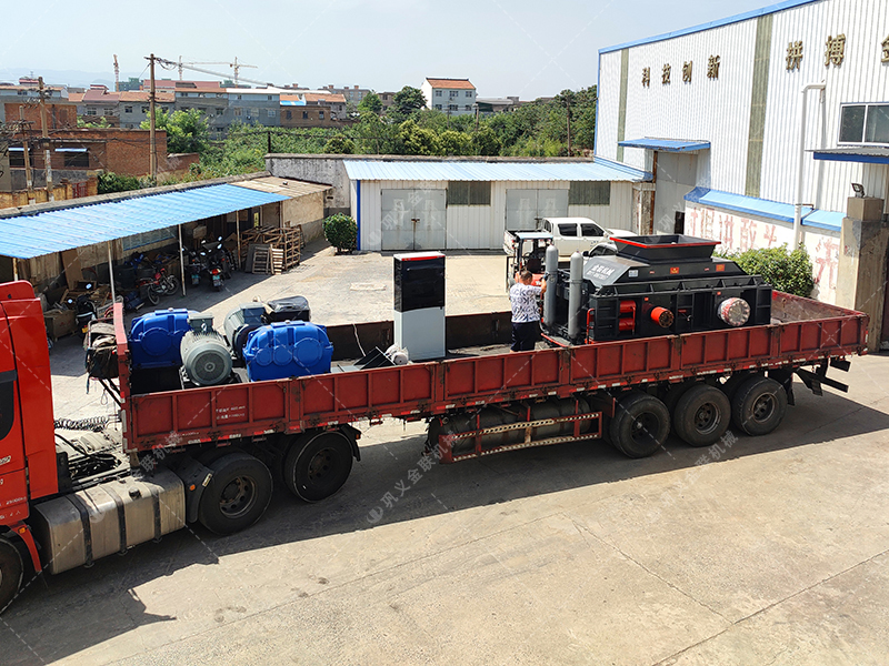 2PG1510半自動液壓對輥制砂機(jī)設(shè)備發(fā)貨圖片