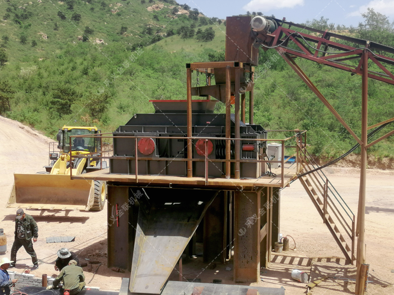 處理礦山廢石料用1510型對(duì)輥制砂機(jī)產(chǎn)能如何？