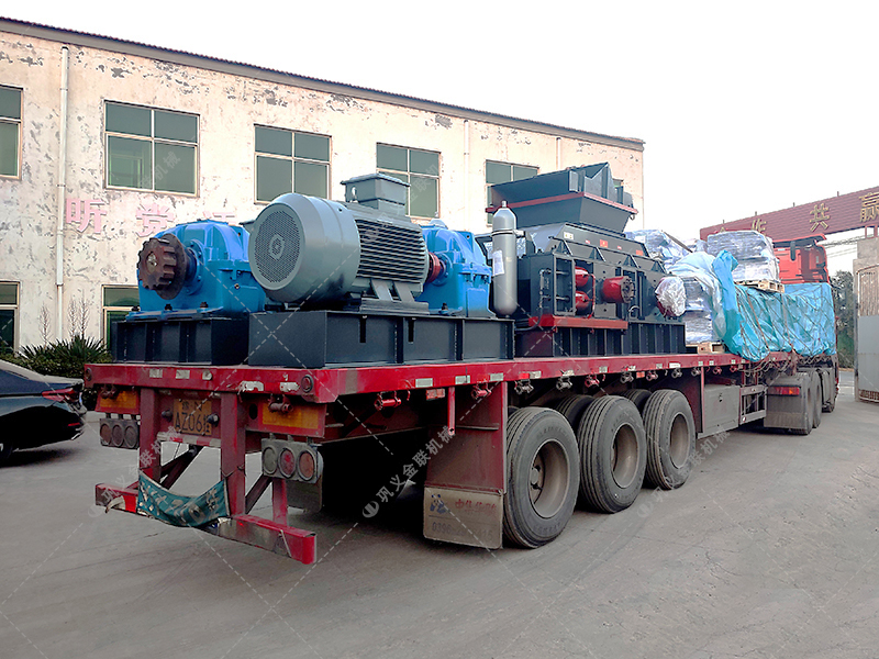 在挑選白云石對輥破碎機(jī)生產(chǎn)廠家時，該考慮哪些因素呢？