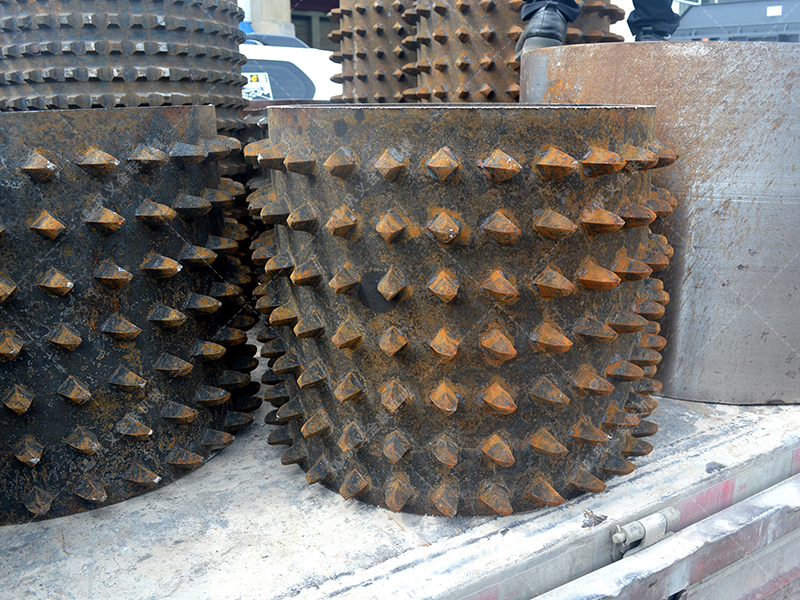 狼牙齒輥破碎機(jī)如何實(shí)現(xiàn)焦炭'大塊進(jìn)，勻粒出'的理想轉(zhuǎn)化？