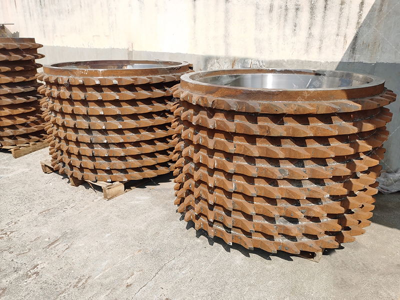 傳統(tǒng)破碎機(jī)處理廢渣總 “水土不服”？為何雙齒輥機(jī)型能輕松勝任？